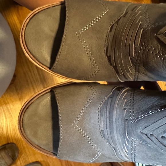 Leather Patterned Healed Sandals - Picture 6 of 7